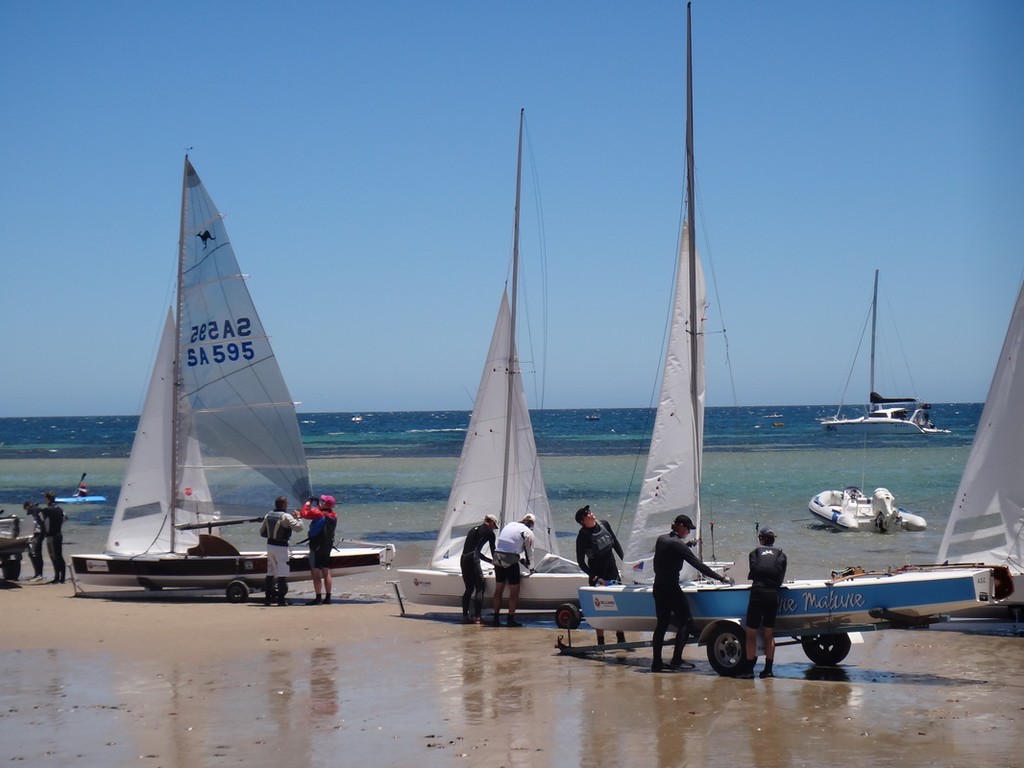 Sharpies doing their finals preparations for Heat 1 - 70th Australian Sharpie Nationals © Harry Fisher